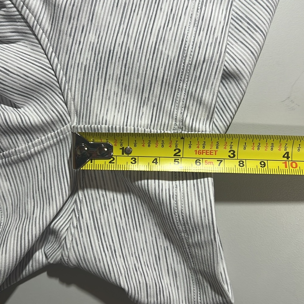 Lululemon On The Fly Short 2.5" Size 6 - Picture 9 of 9